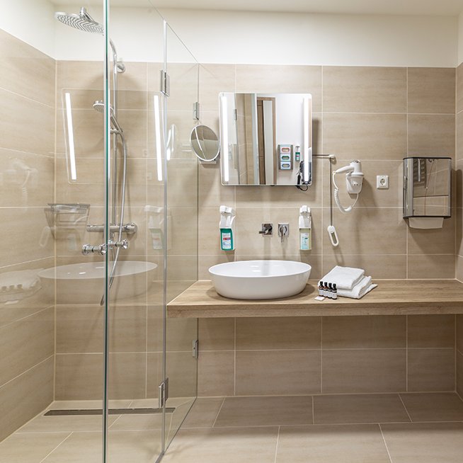 Ein modernes Badezimmer in Cremefarbe