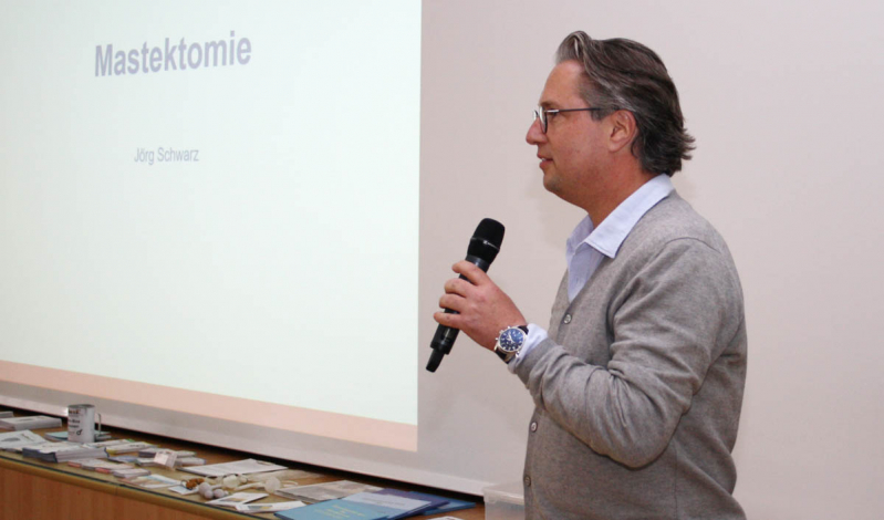 Img 0243 Prof. Schwarz Referiert üBer Mastektomie 1200 Img 0243 Prof. Schwarz Referiert üBer Mastektomie 1200