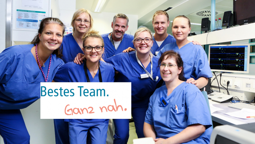 Team Der Intensivstation Mit Schild 1414 Team Der Intensivstation Mit Schild 1414