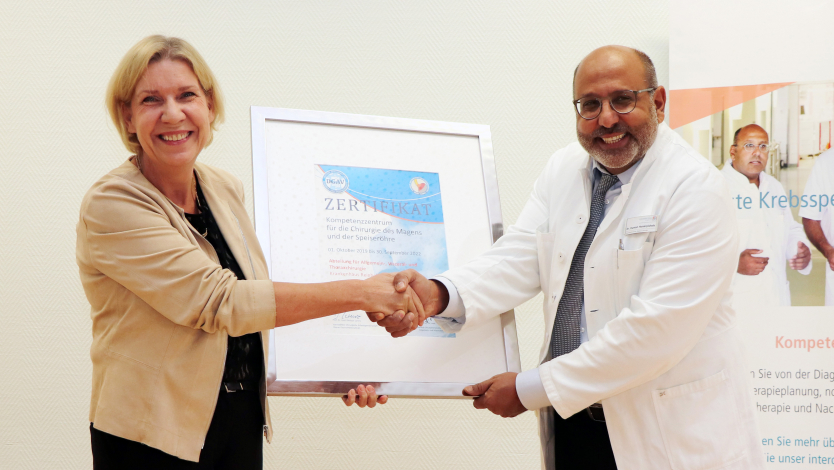 Dr. Hoeft üBergibt Zertifikat An Dr. Honarpisheh 2064 Dr. Hoeft üBergibt Zertifikat An Dr. Honarpisheh 2064