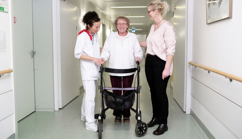 V48a7981 Im Flur Familiale Pflege 1414 V48a7981 Im Flur Familiale Pflege 1414