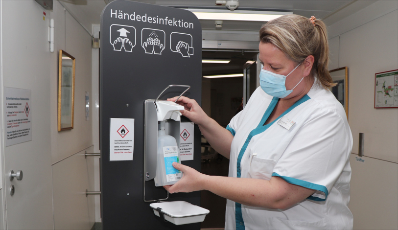 Desinfektionsmittelspender wird nachgefüllt Desinfektionsmittelspender wird nachgefüllt