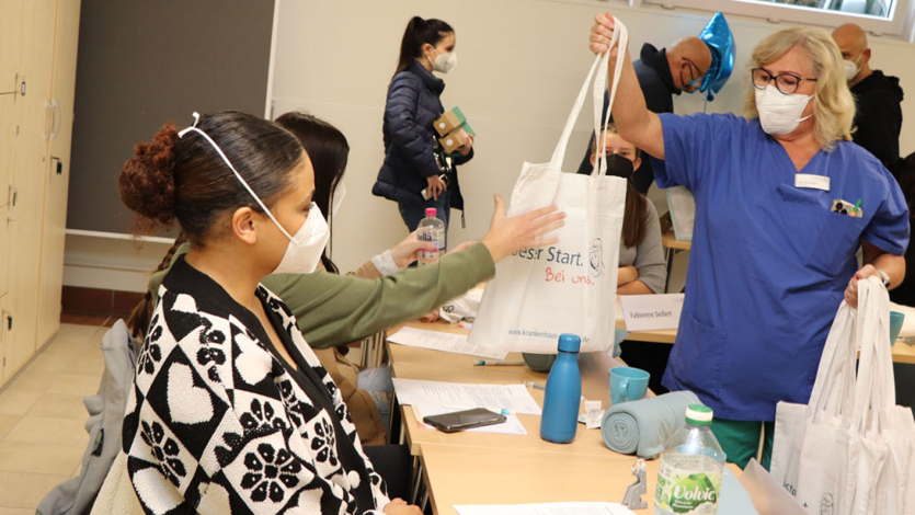 Img 8305 Suse Brügmann Verteilt Taschen Img 8305 Suse Brügmann verteilt Taschen