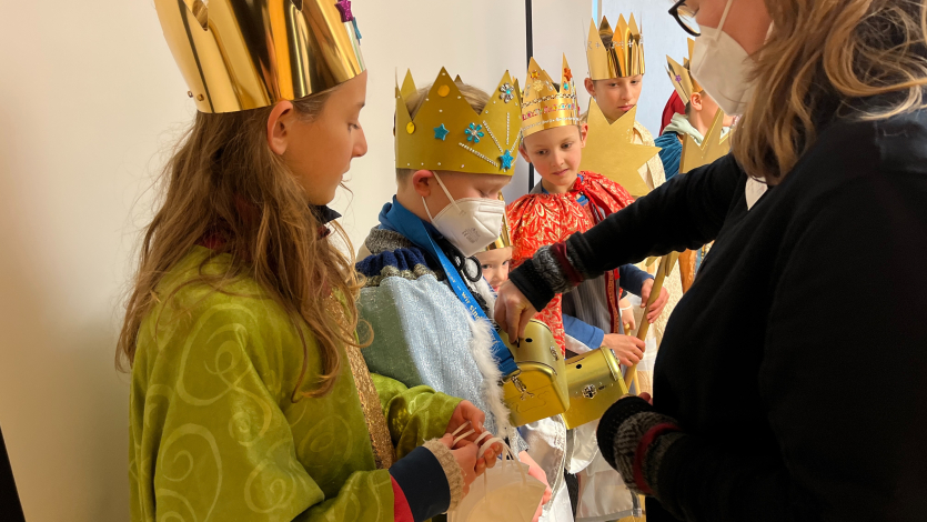 Sternsinger bekommen eine Spende