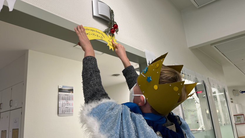 Sternsinger klebt Stern an