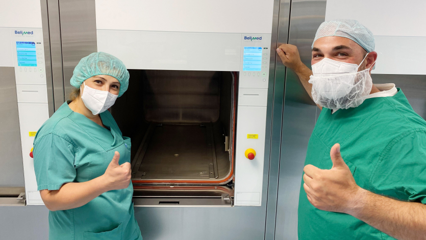 AEMP Team vor Maschine