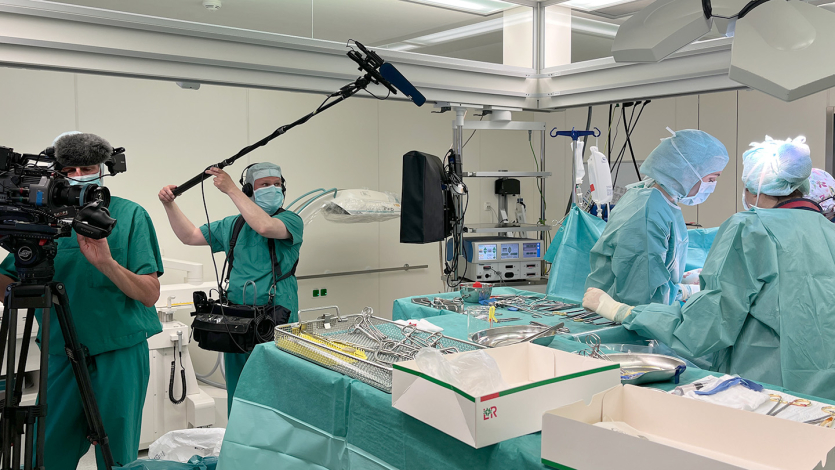 Annette Sommerfeld mit TV Team im OP Annette Sommerfeld mit TV Team im OP