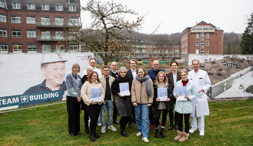 Lehrerinnen und Schüler:innen des Campus für Pflegeberufe mit Förderbescheiden Lehrerinnen und Schüler:innen des Campus für Pflegeberufe mit Förderbescheiden