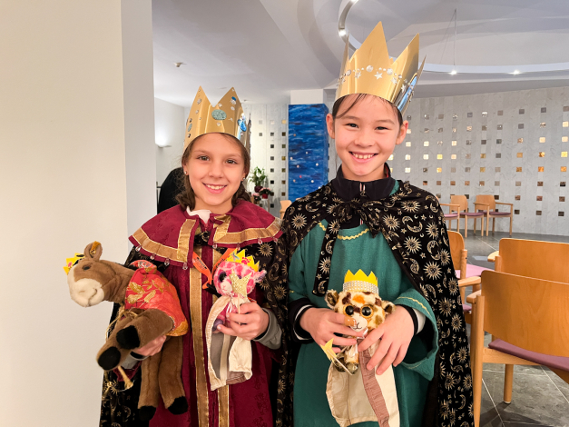 Sternsinger mit Sternsingerpuppen Sternsinger mit Sternsingerpuppen