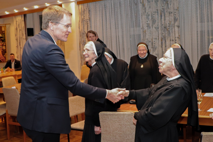 2855 Begrüßung Ordensschwester