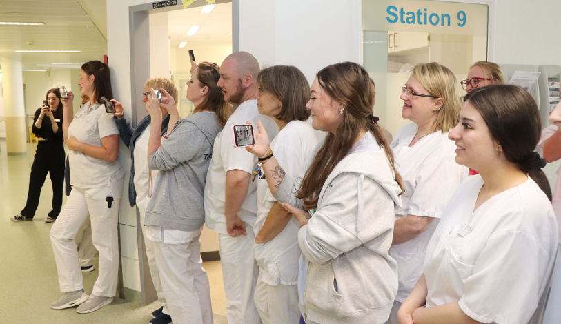 Pflegekräfte beim Überraschungskonzert von Revolverheld