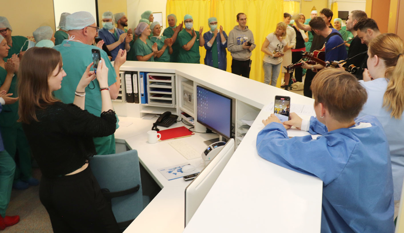 Spontanes Revolverheld-Konzert im Krankenhaus Reinbek