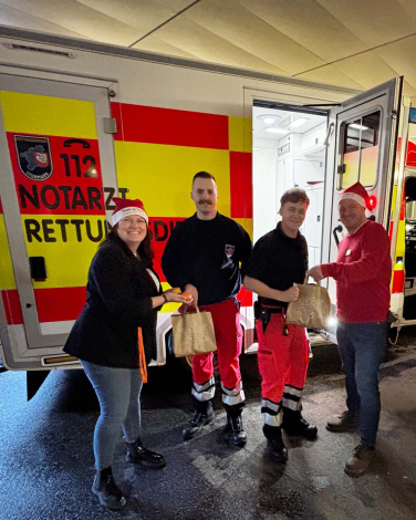 Nikoläuse mit Rettungswagen