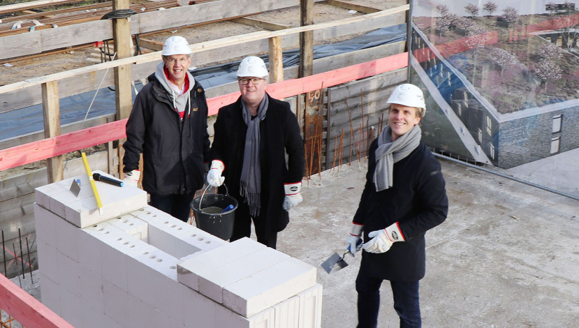 Bei der Grundsteinlegung wird eine Zeitkapsel eingemauert Grundsteinlegung - Zeitkapsel wird eingemauert