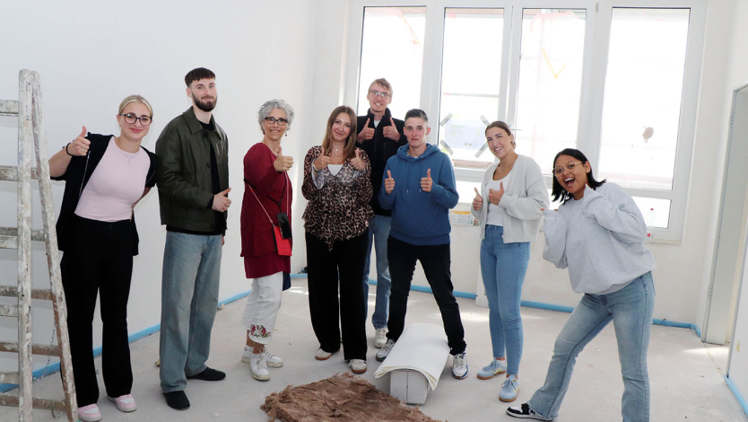 Daumen hoch für die neue Schule Die Azubis halten den Daumen hoch, weil sie vom Neubau so begeistert sind