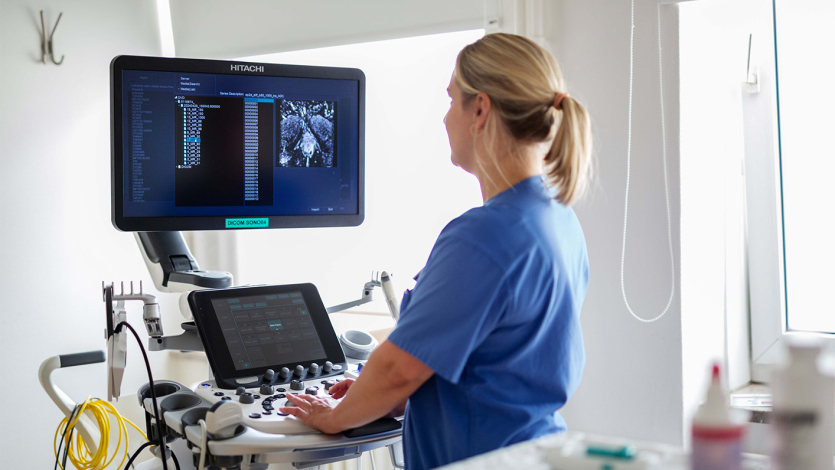 Urologie Sprechstunden Zea 3422 Web Frau schaut auf den Bildschirm vom Ultraschall