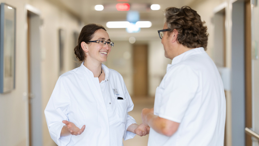 Ärztegespräch auf dem Krankenhausflur
