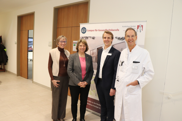 (v.l.n.r.) ATA-OTA-Schulleiterin Doreen Lund, Gesundheitsministerin Kerstin von der Decken, Krankenhausgeschäftsführer Fabian Linke und der Ärztliche Direktor Prof. Dr. Stefan Jäckle im Foyer des neuen Campus für Gesundheitsberufe während eines Azubi-Symposiums über Robotik im OP.