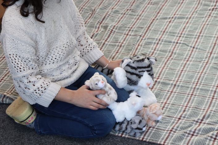 Ein Mädchen und ihr Kuscheltier-Geschenk