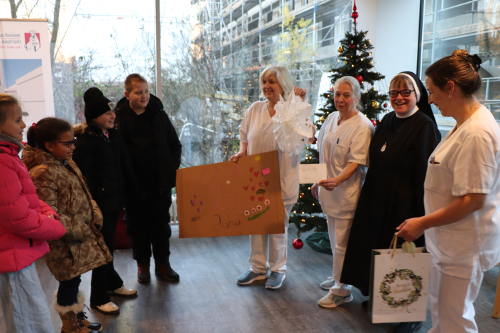 Kinder der Grundschule übergeben Geschenke an Krankenhaus Mitarbeitende