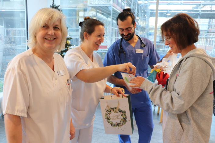 Mitarbeitende freuen sich über Geschenke