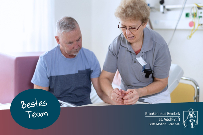 Eine Ergotherapeutin hilft einem Neurologie-Patienten