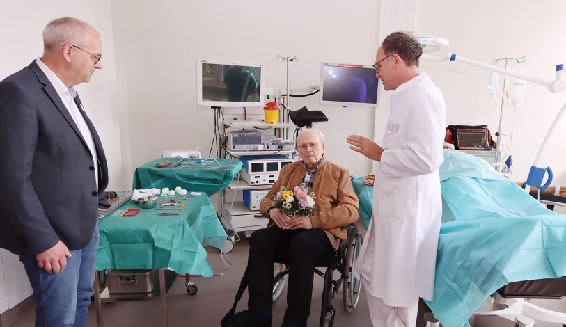 Krankenhausleitung bedankt sich im Übung-OP beim Spender