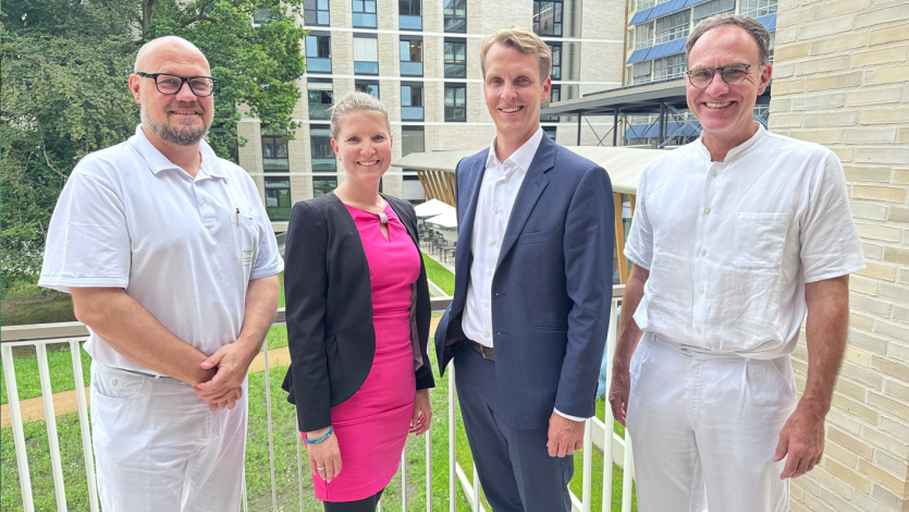 Geschäftsführung der beiden Kliniken (v.l.): Priv.-Doz. Dr. Benjamin Waschki (Medizinischer Geschäftsführer, Ärztlicher Direktor), Carolin Schaller (Kaufmännische Geschäftsführerin), beide LungenClinic Grosshansdorf, Fabian Linke (Krankenhausgeschäftsführer), Prof. Dr. Tim Strate (Ärztlicher Direktor), beide Krankenhaus Reinbek St. Adolf-Stift.