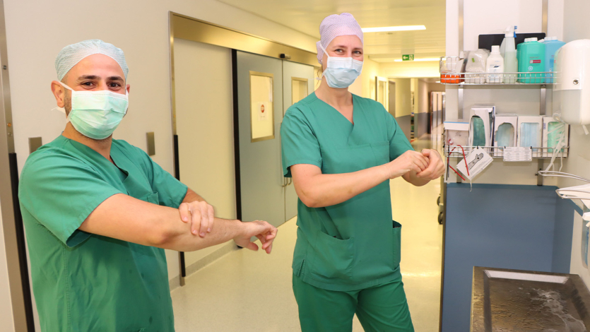Bei der chirurgischen Händedesinfektion Louai Aghwan (Krankenhaus Reinbek) Dr. Nina Westphal (LungenClinic Grosshansdorf)