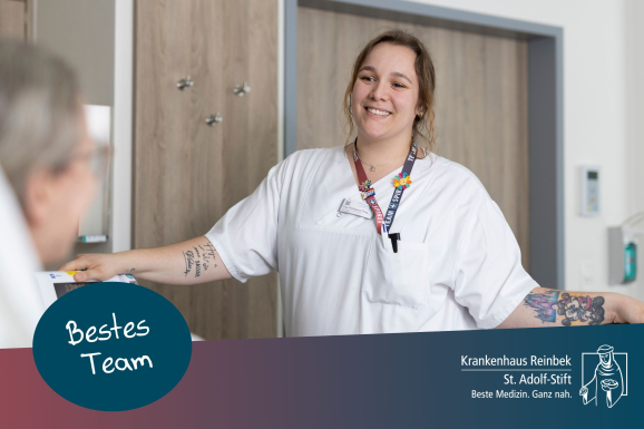 Pflegerin lächelt Patientin an