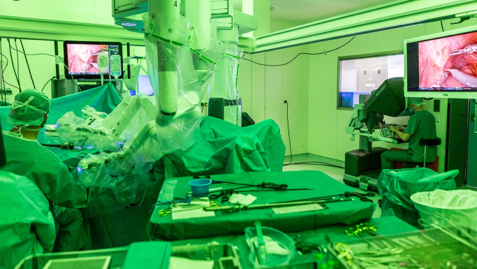 Eine Operation wird mithilfe eines OP-Roboters durchgeführt