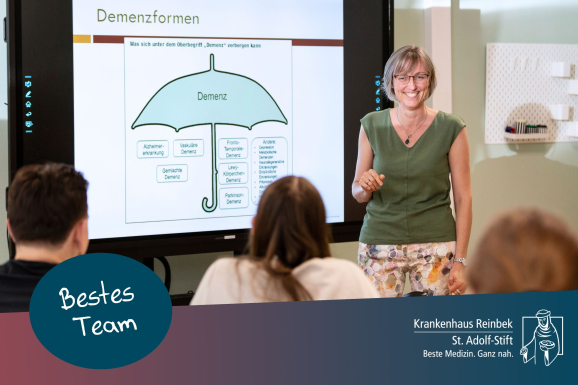 OTA Lehrerin hält Unterricht vor ihren Azubis am Smartboard