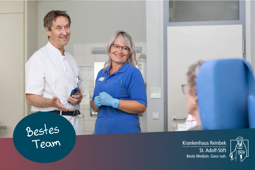 Arzt und Pflegegraft der Onkologie lächeln Krebspatientin an