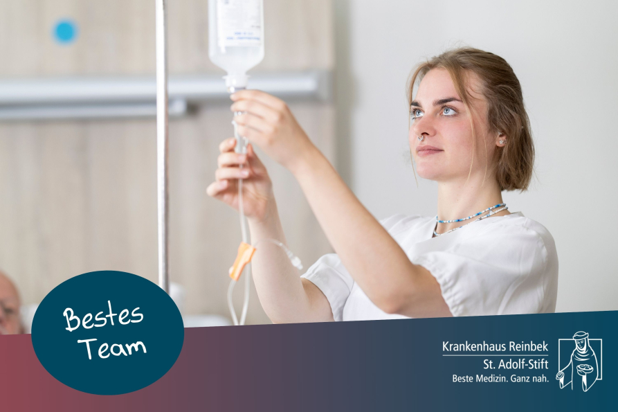 Pflegerin schließt konzentriert einen Tropf an