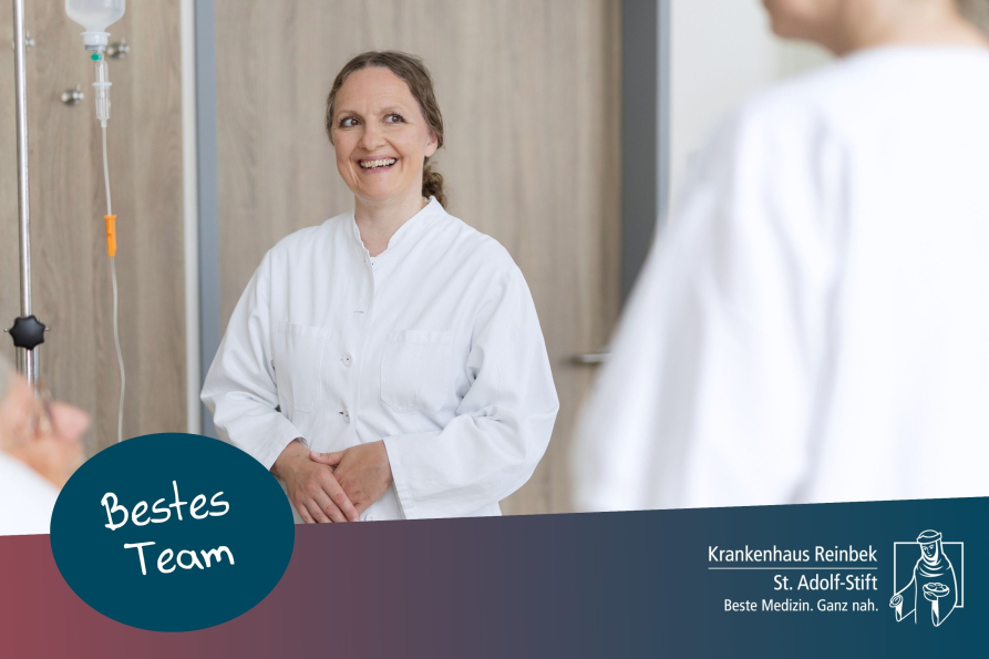 Allegiani am Patientenbett lächelt Kollegin an