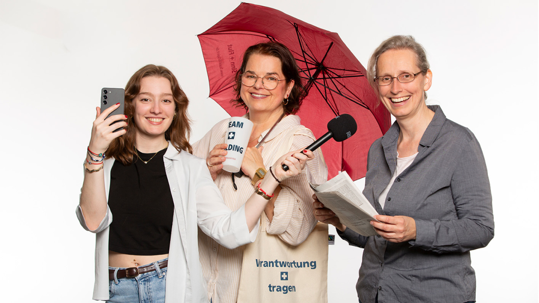 Abteilungsfoto mit Dileila Stutje, Daniela Krosch und Andrea Schulz-Colberg