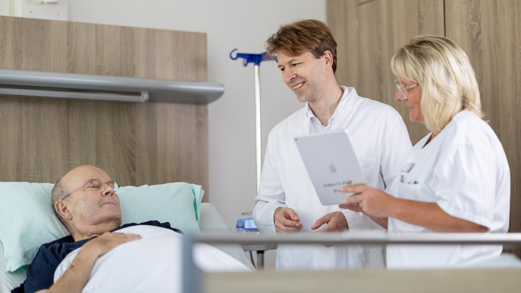 Ehlken am Patientenbett