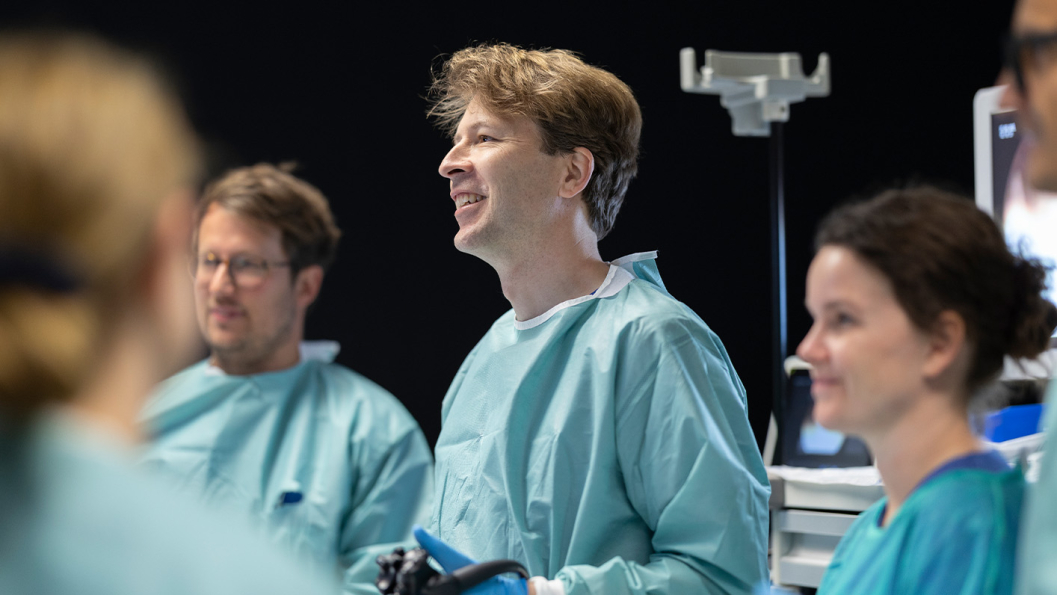 Ehlken während einer Endoskopie: Er lächelt und schaut auf den Monitor