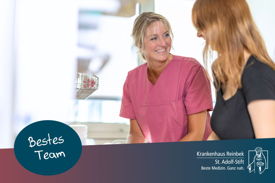 Hebamme lächelt Mutter an