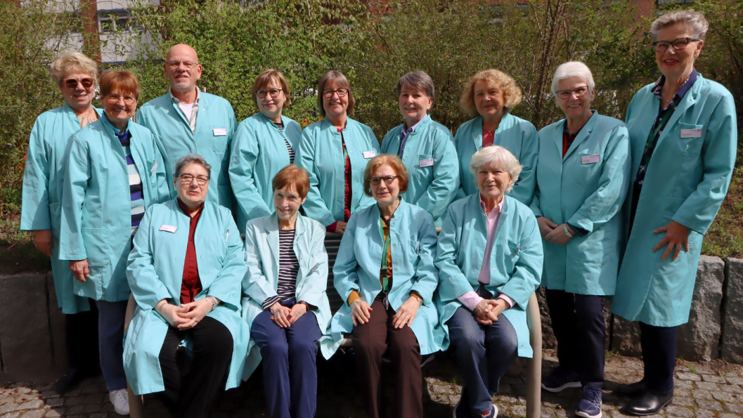 Ein Gruppenfoto der Grünen Damen und Herren