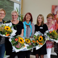 Die Lehrerinnen der Pflegeschule am Krankenhaus Reinbek erhielten einen Blumenstrauß.