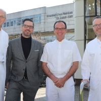 Als ärztliche Doppelspitze bauen Dr. Walter Wagner und Dr. Claus Brunken eine Abteilung für Urologie im Krankenhaus Reinbek auf. Darüber freuen sich Krankenhausgeschäftsführer Björn Pestinger und Chirurgie-Chefarzt Prof. Dr. Tim Strate.