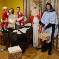 Ukrainischer Nikolaus beschenkt auch die kleinsten mit Dingen aus Reinbek