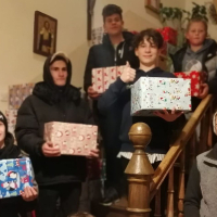 Urkrainische Jugendliche freune sich über Geschenke
