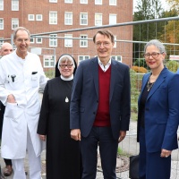 Gruppenbild mit Karl Lauterbach vor neuer Notaufnahme