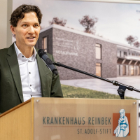 Staatssekretär Oliver Grundei bei seiner Rede in der Aula im Krankenhaus Reinbek