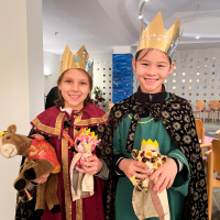 Sternsinger mit Sternsingerpuppen