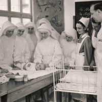 Säuglingspflegekurs Pflegeschule 1953 mit Schwesternschülerinnen