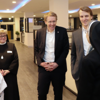 Daniel Günther im Foyer des KH Reinbek