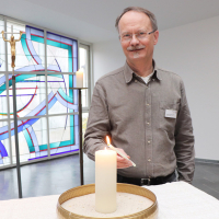 Pastor Fraesdorff zündet in der Krankenhauskapelle eine Kerze an